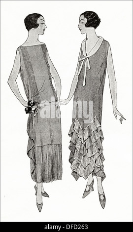 La mode garçonne des années 1920. Crêpe de Chine gris dans ces deux robes avec collerette plissée et volant, concepteur inconnu. Illustration originale d'un magazine de mode féminine vers 1924 Banque D'Images