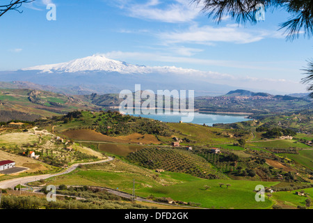 Vue depuis le lac d'Agira de Pozzillo, sur fond de volcan Etna Banque D'Images