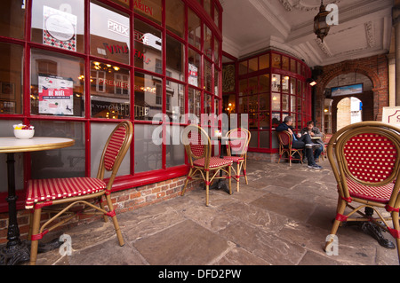 Tables Chaises et les clients à l'avant d'un Café Rouge UK Banque D'Images