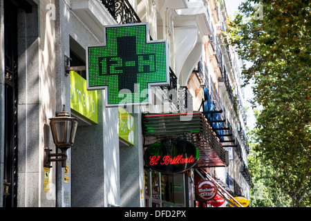 Signe de la pharmacie à Madrid Banque D'Images