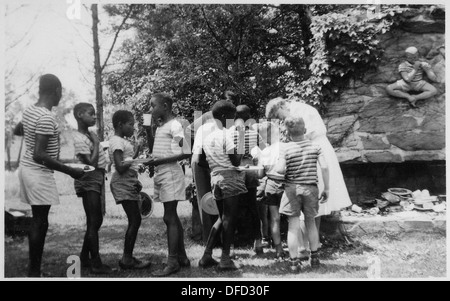 Eleanor Roosevelt est photographiée avec des garçons de l'école Wiltwyck à Val-Kill à Hyde Park, New York. Cette photographie reflète son soutien aux programmes pour les jeunes et son implication personnelle dans l’éducation et le bien-être des enfants. Banque D'Images