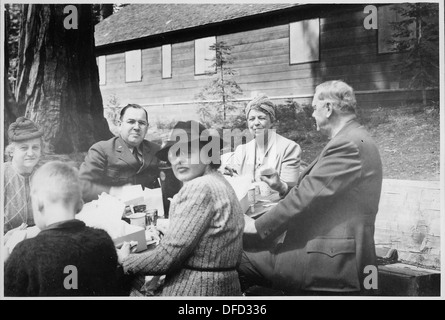 Eleanor Roosevelt à Civilian Conservation Corps camp dans le Yosemite, Californie 196548 Banque D'Images