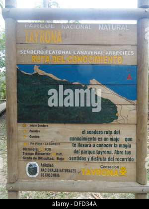 Panneau de bienvenue et la carte à l'entrée du parc national naturel de Tayrona, Santa Marta, Colombie Banque D'Images