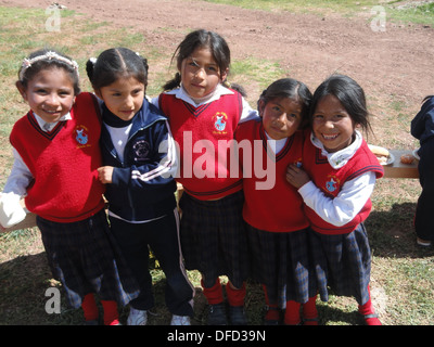 Ecolières à l'Chicuchaswasi projet école près de Cusco, Pérou, un organisme de bienfaisance local aide à projets Les enfants dans le besoin. Banque D'Images