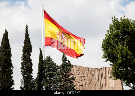 Drapeau espagnol au monument de Colomb par Joaquín Vaquero Turcios, Plaza de Colón, Madrid Espagne Banque D'Images