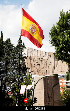 Drapeau espagnol au monument de Colomb par Joaquín Vaquero Turcios, Plaza de Colón, Madrid Espagne Banque D'Images