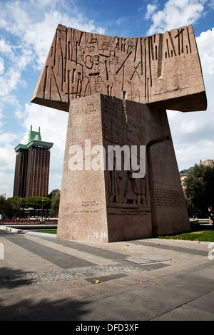 Monument de Christophe Colomb par Joaquín Vaquero Turcios dans la Plaza de Colón à la Mutua Madrileña en arrière-plan, Madrid Espagne Banque D'Images