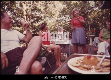 Bénéficiant d''UN BARBECUE LORS D'UNE FÊTE DONNÉE PAR L'ANCIEN DIRECTEUR DE PUBLICITÉ À SA MAISON AU BORD DU LAC. Maison FAIT PARTIE DE LA TERRE... 551274 Banque D'Images