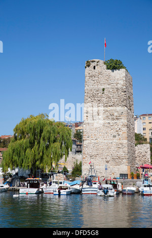 Port et vieille ville, Sinop, mer noire, la Turquie, l'Asie Banque D'Images