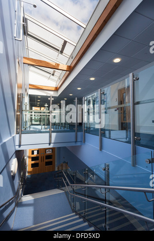 Couloir d'école avec escalier vers le bas pour faire baisser le niveau Banque D'Images