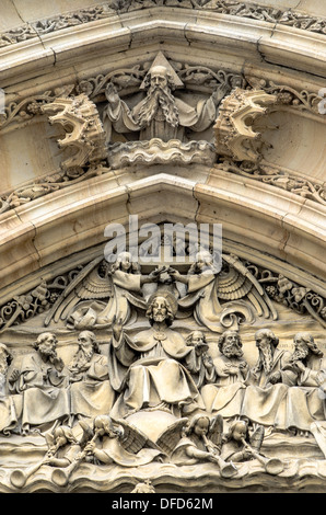 Détail de la décoration de l'entrée de l'Église Pierre et Paul, Prague Banque D'Images