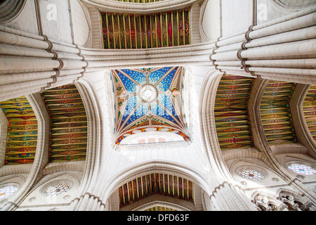 Plafond de la cathédrale Almudena (aka la cathédrale de la Almudena),l'Espagne, Madrid. Banque D'Images