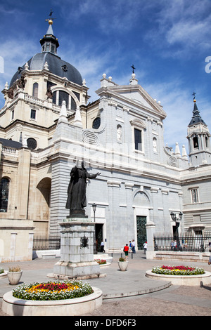 Statue du Pape Jean Paul II par Juan de, à la Cathédrale de Madrid, Espagne. Banque D'Images