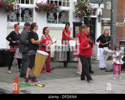 Sœurs Samba groupe jouant live, Moffat, Dumfries & Galloway, Scotland, UK Banque D'Images