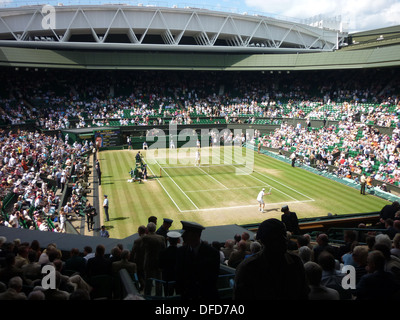 Un match de tennis sur le Court central durant le tournoi de Wimbledon Banque D'Images