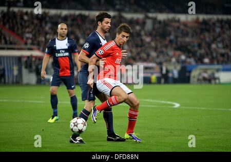 Paris, France. 09Th Oct, 2013. Ligue des Champions phase de groupes. Paris St Germain contre Sporting Club de Benfica . Thiago Motta (PSG) et Filip Djuricic (Ben) : Action de Crédit Plus Sport Images/Alamy Live News Banque D'Images