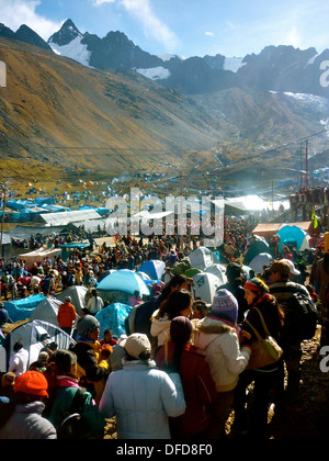 Les pèlerins lors de l'Assemblée Qoyllur Rit'i festival près de Cuzco, Pérou Banque D'Images