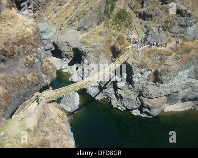 Q'eswachaca pont fait d'herbe, qui plane au-dessus de la rivière Apurimac, Quehue, Cusco, Pérou Banque D'Images