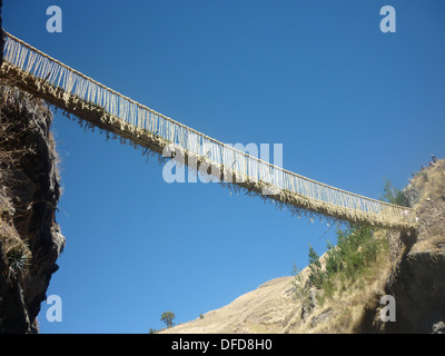 Q'eswachaca pont fait d'herbe, qui plane au-dessus de la rivière Apurimac, Quehue, Cusco, Pérou Banque D'Images