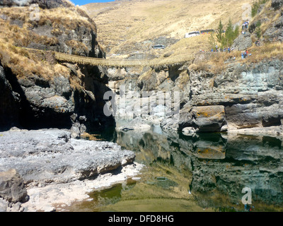 Q'eswachaca pont fait d'herbe, qui plane au-dessus de la rivière Apurimac, Quehue, Cusco, Pérou Banque D'Images