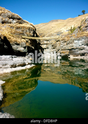 Q'eswachaca pont fait d'herbe, qui plane au-dessus de la rivière Apurimac, Quehue, Cusco, Pérou Banque D'Images