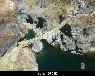 Q'eswachaca pont fait d'herbe, qui plane au-dessus de la rivière Apurimac, Quehue, Cusco, Pérou Banque D'Images