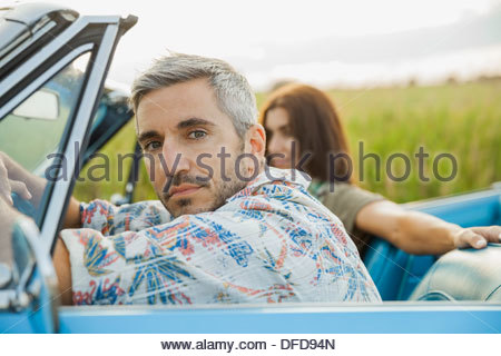 Portrait of man sitting in convertible avec femme