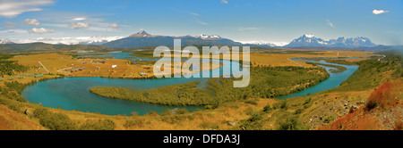 Vue panoramique sur le Rio Serrano zone du parc national Torres del Paine, Chili. Banque D'Images