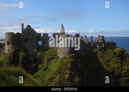 Les ruines de château de dunluce au sommet d'une falaise de basalte sur la côte de causeway en Irlande du Nord. Banque D'Images