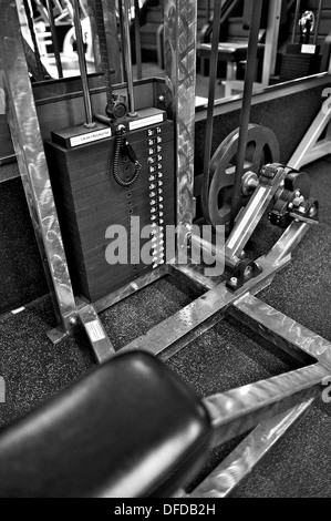 Image en noir et blanc du poids ou la résistance dans le sélecteur d'exercice professionnel des équipements à un sport commercial Banque D'Images