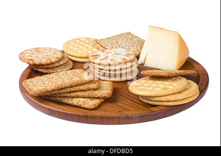 Certains crackers sur la plaque en bois isolé sur fond blanc Banque D'Images