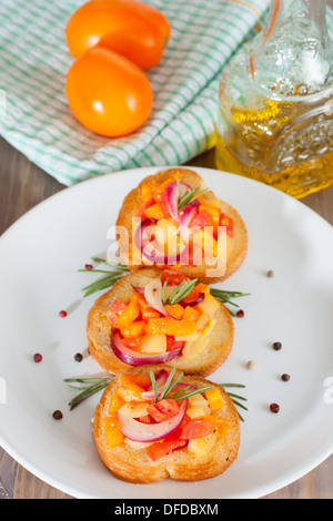 Bruschetta à la tomate fraîche, l'oignon rouge, huile d'olive Banque D'Images