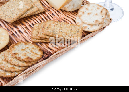 Certains crackers sur la plaque en osier isolé sur fond blanc Banque D'Images