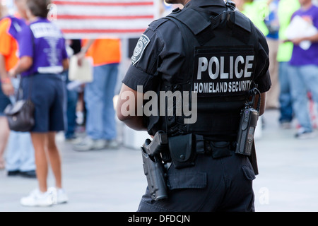 US Homeland Security (Service de sécurité fédérale) contrôle policier d'une manifestation - Washington, DC USA Banque D'Images
