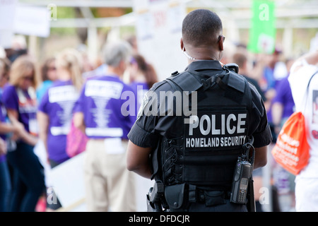 US Homeland Security (Service de sécurité fédérale) contrôle policier d'une manifestation - Washington, DC USA Banque D'Images