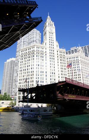 Chicago, Illinois, USA. 2 octobre, 2013. La DuSable Pont sur North Michigan Avenue soulevées pour permettre aux voiliers de passer sur le chemin du lac Michigan pour petits bateaux pour les cours d'entreposage d'hiver le long de la rivière Chicago. Une fois soulevée fréquemment pour permettre aux navires de commerce de passer, les ponts maintenant soulever qu'au printemps et l'automne à l'ouverture et la fermeture de la saison de navigation. Credit : Todd Bannor/Alamy Live News Banque D'Images