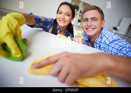 Jeune couple de poussière à la maison Banque D'Images