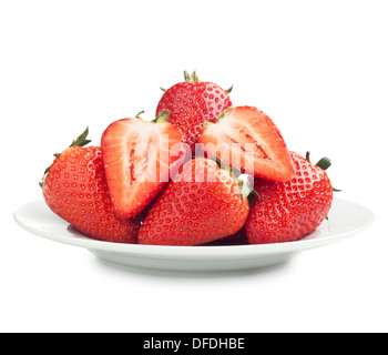 Une fraise mûre fraîche sur une plaque Banque D'Images