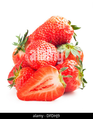 Fraises frais mûrs sur un fond blanc Banque D'Images