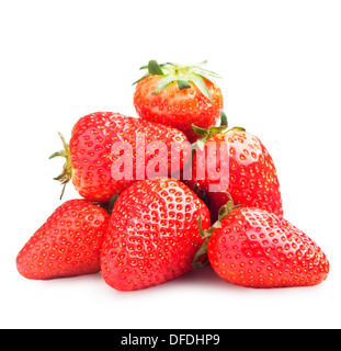 Fraises frais mûrs sur un fond blanc Banque D'Images