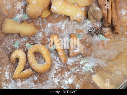 2014 avec les cookies à la main sur planche de bois Banque D'Images