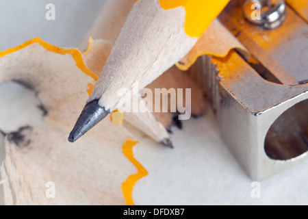 Photo macro d'un crayon et taille-crayons Banque D'Images