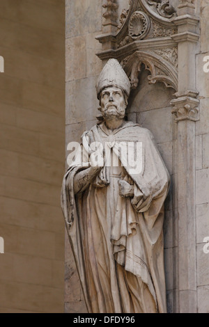 Statue sur la Loggia della Mercanzia, Sienne, Toscane, Italie Banque D'Images