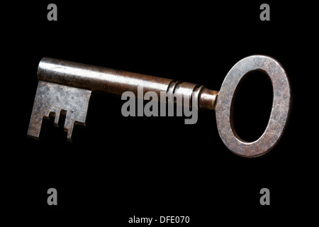 Close-up d'une clé à l'ancienne isolés contre un fond noir Banque D'Images