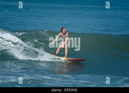 Jeune femme d'une vague de surf de Bali, Indonésie. Banque D'Images