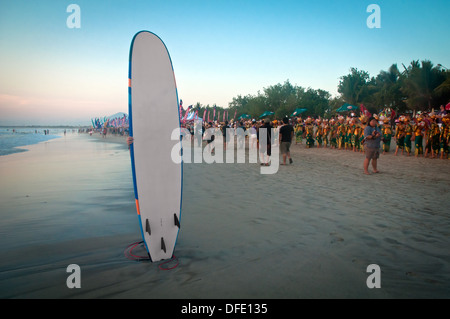 Surf Long Board se tenir bien droit sur l'événement Carnaval de Kuta à Bali - Indonésie. Banque D'Images