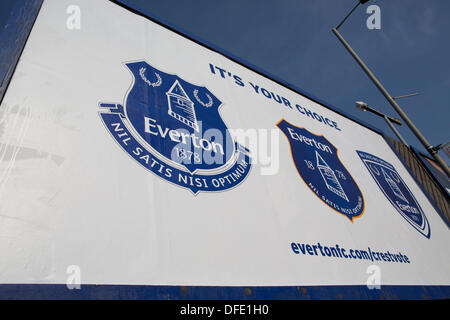 Une thésaurisation à l'extérieur de Goodison Park à Liverpool montrant les trois options pour crest Everton FC. Le nouveau crest est sur la gauche. Banque D'Images