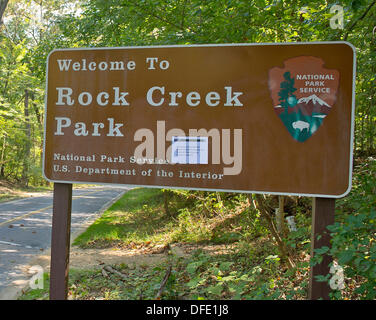 Panneau à l'entrée de Rock Creek Park à Chevy Chase, Maryland montrant qu'il est fermé le Mardi, Octobre 1, 2013. Le National Park Service a fermé l'ensemble de ses installations en raison de ne pas adopter le Congrès un projet de loi de financement par minuit le 30 septembre. La Route, Rock Creek Parkway, qui traverse le parc, est un axe majeur pour les véhicules à moteur et les vélos entre les banlieues du Maryland et le centre-ville de Washington, D.C. Credit : Ron Sachs / CNP Banque D'Images