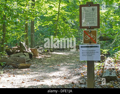 Inscrivez-vous à l'entrée d'un chemin de randonnée dans la région de Rock Creek Park à Chevy Chase, Maryland montrant qu'il est fermé le Mardi, Octobre 1, 2013. Le National Park Service a fermé l'ensemble de ses installations en raison de ne pas adopter le Congrès un projet de loi de financement par minuit le 30 septembre. La route, qui traverse le parc, est un axe majeur pour les véhicules à moteur et les vélos entre les banlieues du Maryland et le centre-ville de Washington, D.C. Credit : Ron Sachs / CNP Banque D'Images