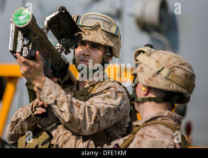 Les Marines américains se préparent à un feu à l'épaule Stinger missile anti-aérien lancé au cours de la formation de familiarisation à bord du USS Kearsarge Octobre 2, 2013 à Washington, DC. Banque D'Images